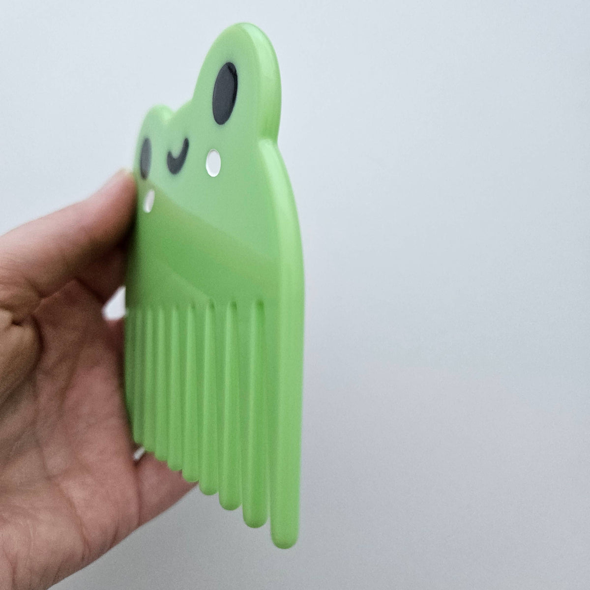 Froggy wide-tooth comb