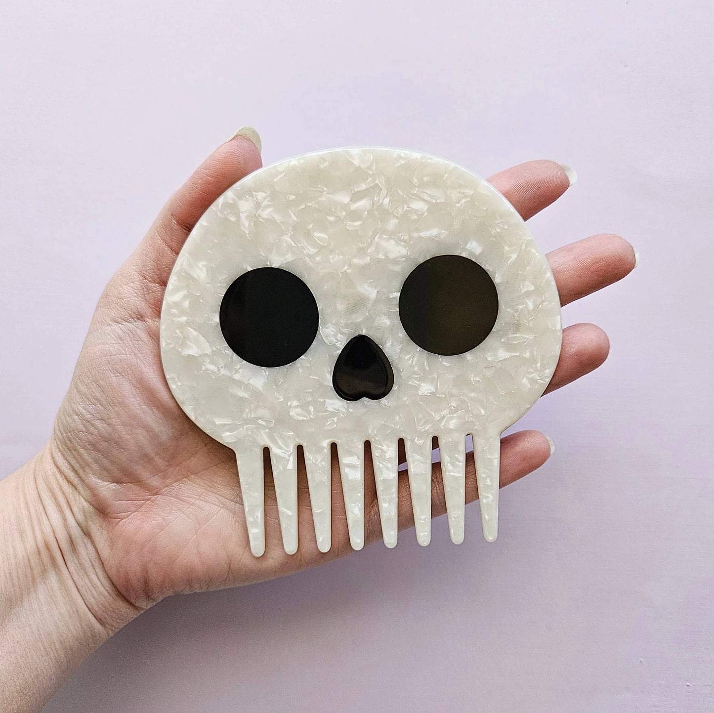 Skull wide-tooth comb