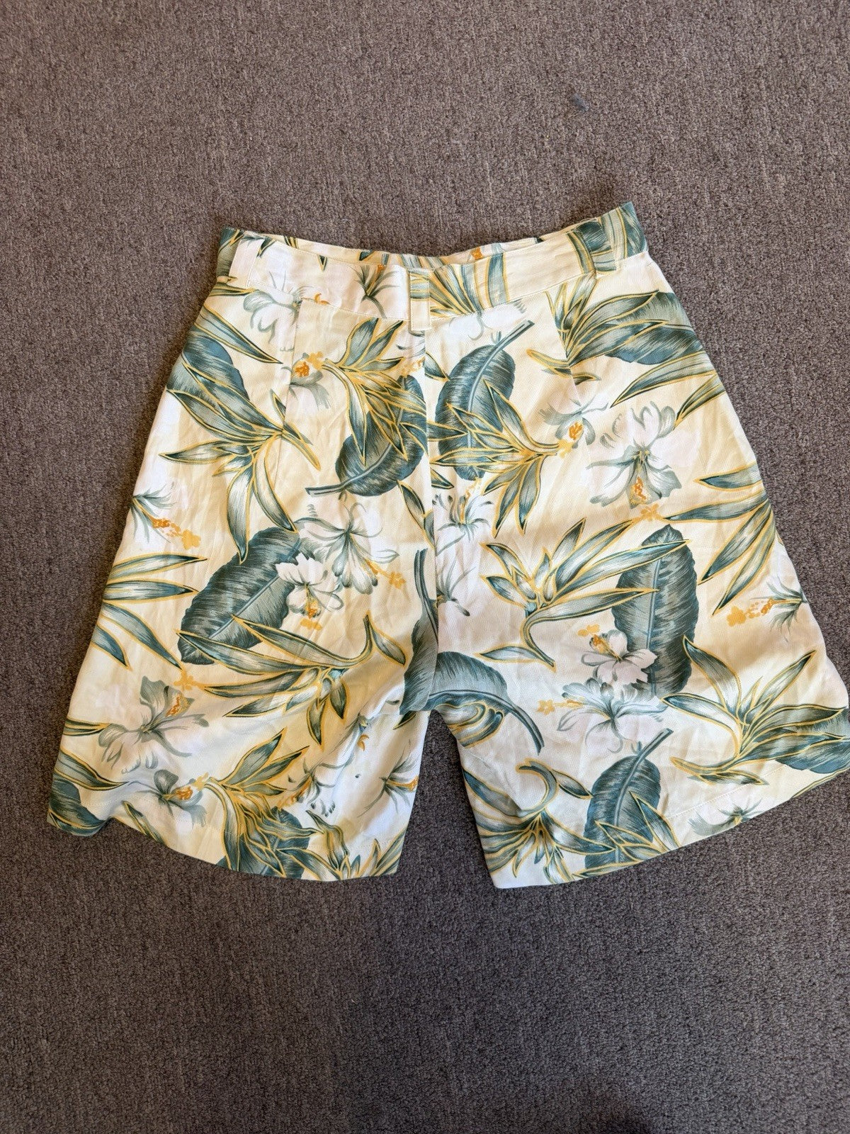 Tommy Bahama Shorts Womens 6 Chalk Yellow Green Silk Atlantis Delight Floral New