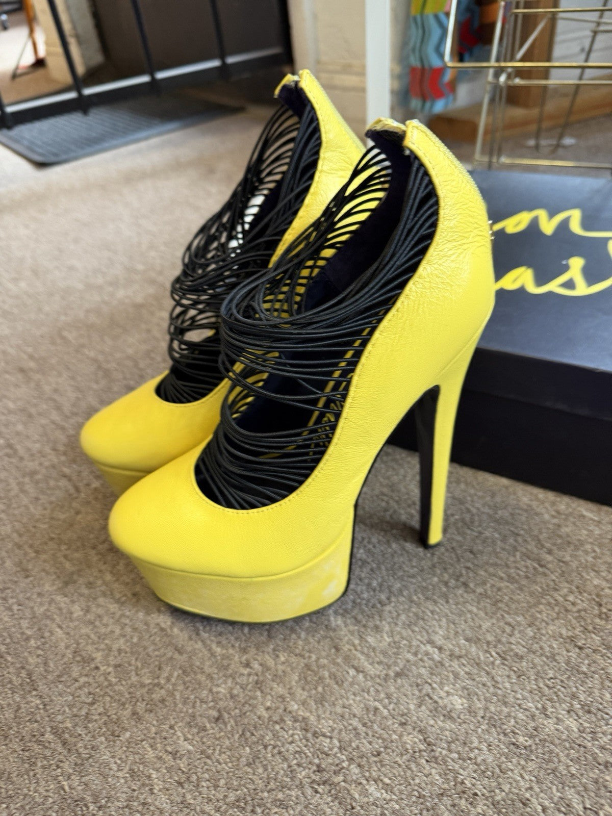 AS IS London Trash Womens Ceres Platform Heels Stiletto Yellow Suede Size 7.5