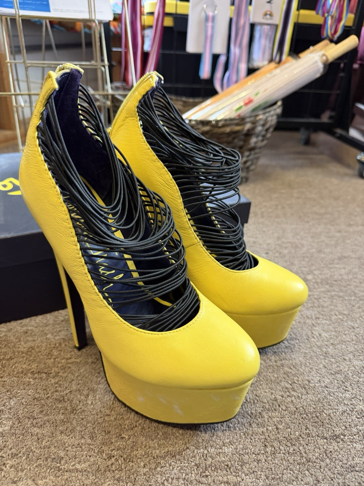 AS IS London Trash Womens Ceres Platform Heels Stiletto Yellow Suede Size 7.5