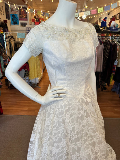 1950's Sweet Capsleeve Tulle and Lace Wedding Dress
