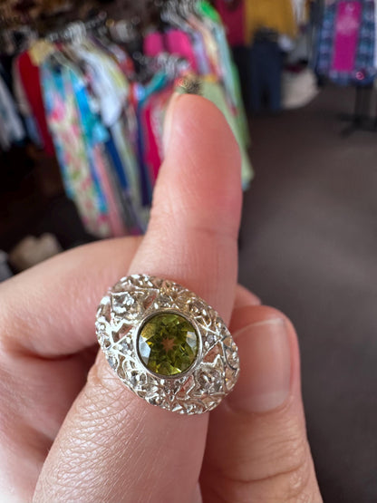 Vintage Sterling Silver Peridot Ring with Filigree Dome Setting – Size 7.5