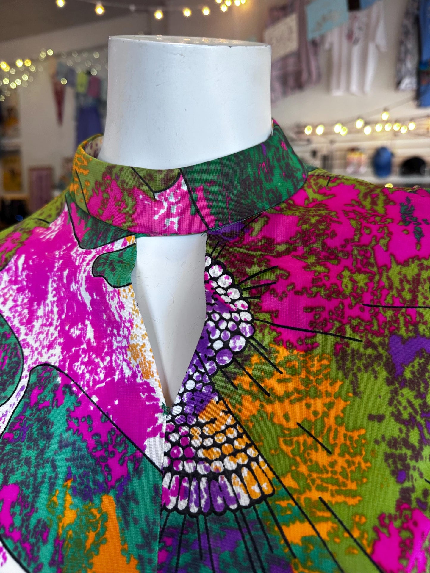 1970s Vintage Abstract Keyhole Neckline Psychedelic Hippie Maxi Polyester Dress with Belt