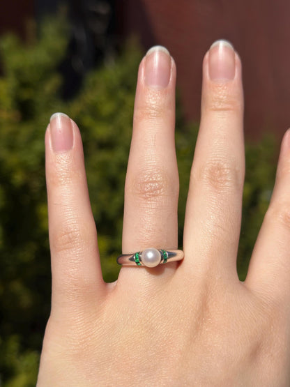 Vintage Chic Dainty Cool Girl Pearl and Emerald Sterling Silver Ring Size 6