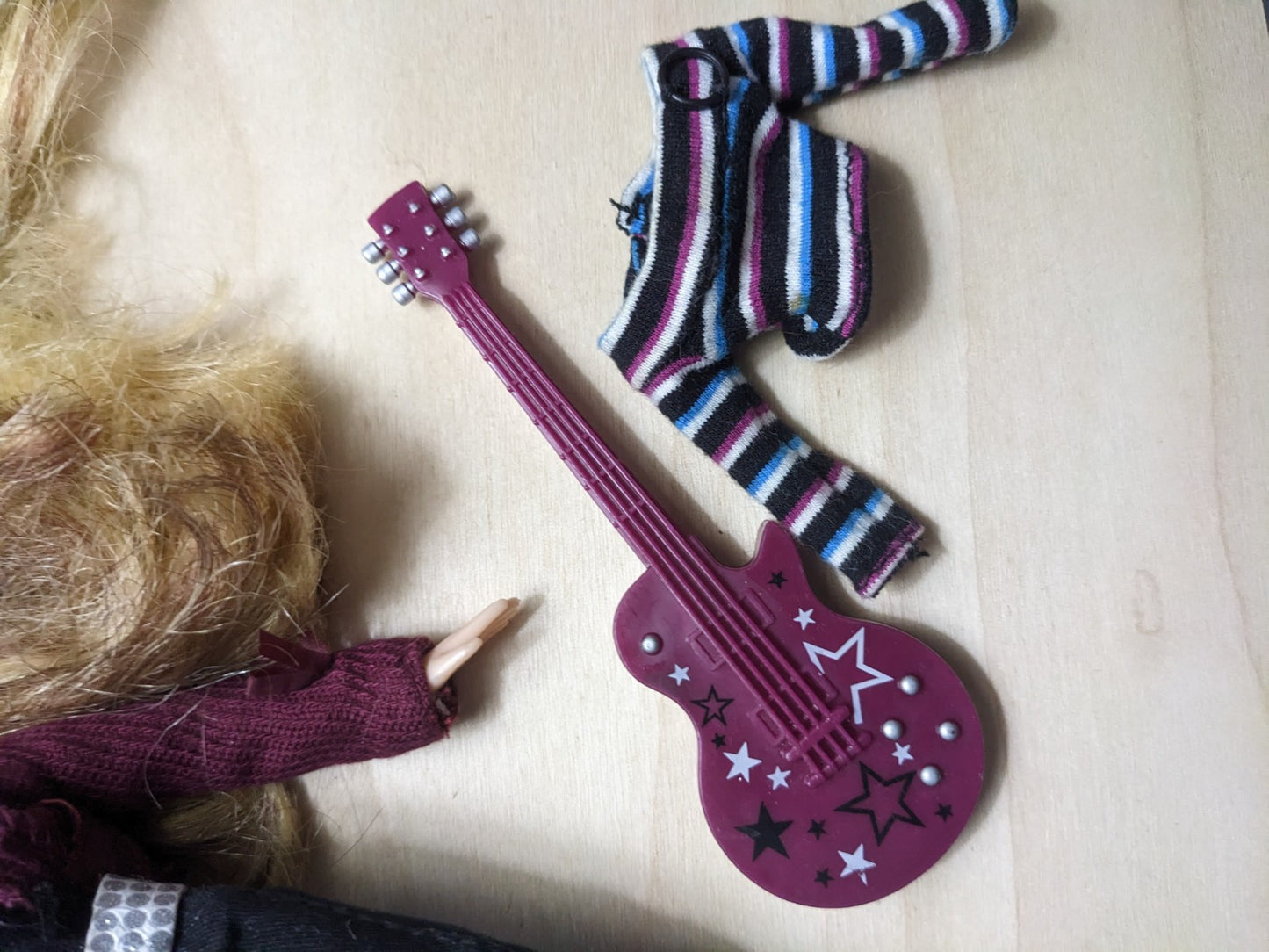 MGA Bratz Twiinz Valentina Dressed Fashion Doll W Clothes For Twin + Guitar 
